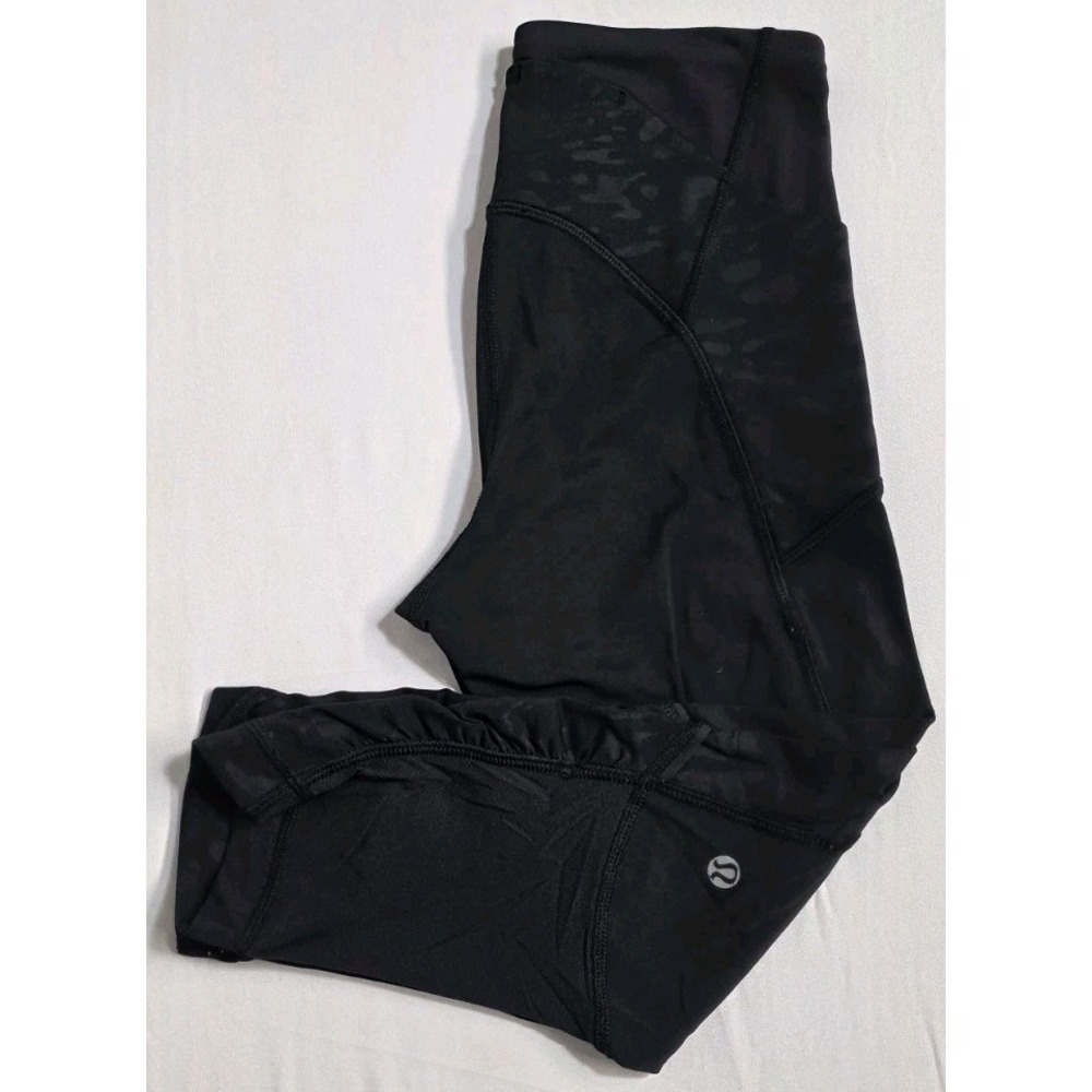 LULULEMON Stash It Crop Women's‎ Sz 2 Animal Swirl Embossed Black Camo Pant EUC